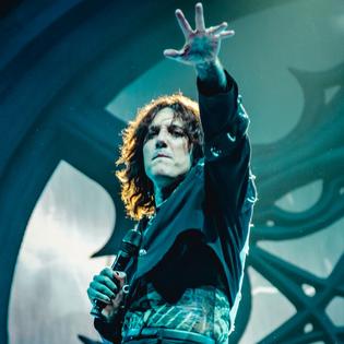 Bang Showbiz / Oli Sykes was injured after a phone got thrown on stage
