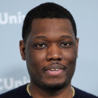 Bang Showbiz / Michael Che has taken aim at The Roast of Kevin Hart