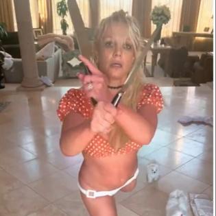 Bang Showbiz / Britney Spears is said to have had a knife-wielding meltdown at a restaurant while barking like a dog