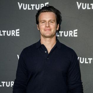 Bang Showbiz / Jonathan Groff will reunite with Daniel Radcliffe in Trust The Man