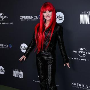 Bang Showbiz / Shania Twain's life story is being turned into a biopic
