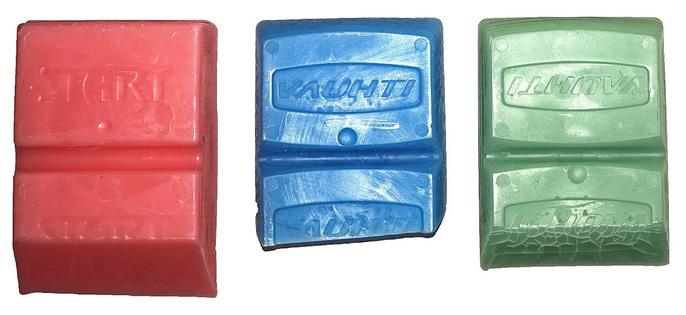 Three ‘low-fluor’ ski waxes designed for different temperatures and snow conditions. Being low-fluor doesn’t mean PFAS-free.
              Tiia Monto, CC BY-SA