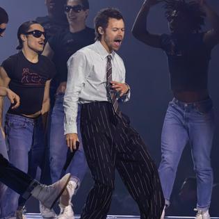 Bang Showbiz / Harry Styles reveals struggles with' perfect' image.