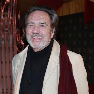 Bang Showbiz / Robert Lindsay has hit back at Harris Dickinson