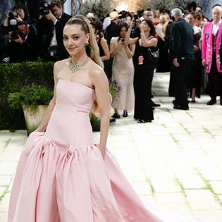 Bang Showbiz / Amanda Seyfried has opened up about Lindsay Lohan.
