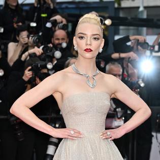 Bang Showbiz / Anya Taylor-Joy bullied over looks