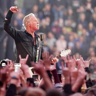 Bang Showbiz / Metallica boldly paid tribute to local hero Sir Tom Jones by reviving a hit previously banned at the same venue