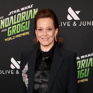 Bang Showbiz / Sigourney Weaver doesn't plan to retire.