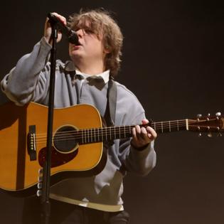 Bang Showbiz / Lewis Capaldi thinks it is important to keep having therapy.