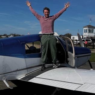 Bang Showbiz / Chef Jamie Oliver has become a qualified pilot/ © Instagram.