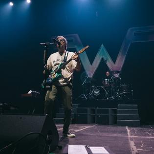 Bang Showbiz / Weezer are going back to their roots with the Gold Album