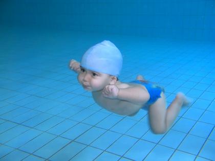 Baby diving during swimming lessons. Dreamstime/TCA