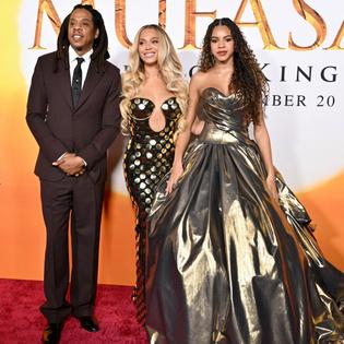 Bang Showbiz / Beyonce and Blue Ivy joined Jay-Z on stage