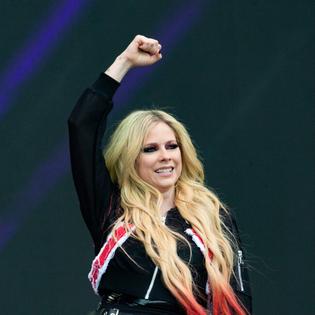 Bang Showbiz / Avril Lavigne sang at Taylor Swift's wedding