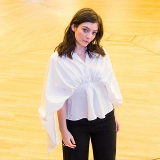 Bang Showbiz / Lorde has called out Spotify for using AI to describe songs after she spotted an error