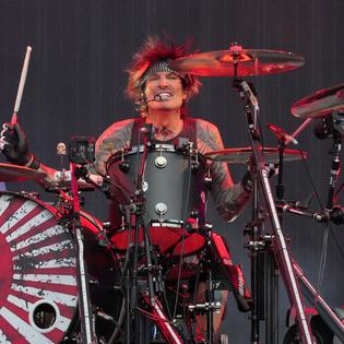 Bang Showbiz / Tommy Lee injected Jack Daniels
