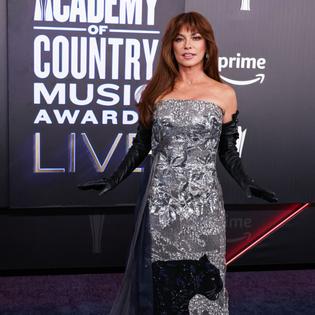 Bang Showbiz / Singing icon Shania Twain.