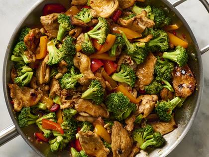 This spicy stir-fry with tender chunks of chicken breast and veggies cooks in just 15 minutes. (Alex Lepe/TCA)