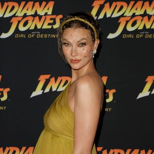 Bang Showbiz / Karlie Kloss praises her 'ahead of the trend' parents