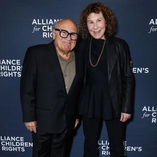 Bang Showbiz / Danny DeVito and Rhea Perlman remain close despite separating in 2017