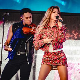 Bang Showbiz / Shania Twain is proud of her body