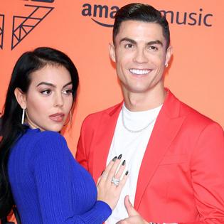 Bang Showbiz / Cristiano Ronaldo fans swarmed a church believing he and Georgina Rodriquez had married