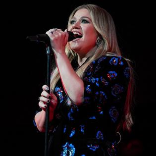 Bang Showbiz / Kelly Clarkson dished on one of her cringiest breakup stories