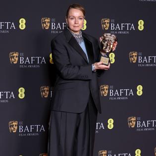 Bang Showbiz / Samantha Morton reveals how she feels about being replaced by Scarlett Johansson in Her