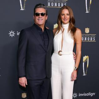 Bang Showbiz / Jon Hamm and Anna Osceola are expecting their first child.