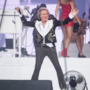 Bang Showbiz / Rod Stewart has postponed a show due to health issues