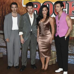 Bang Showbiz / Demi Lovato reunites with the Jonas Brothers at Camp Rock 3 premiere