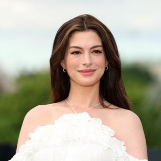 Bang Showbiz / Pregnant Anne Hathaway knows baby's gender.