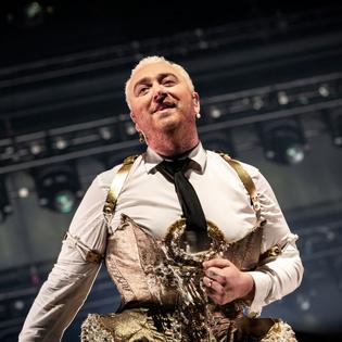 Bang Showbiz / Sam Smith's new album is a love letter to their fiance
