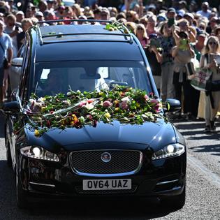 Bang Showbiz / Bonnie Tyler fans gathered to pay their respects