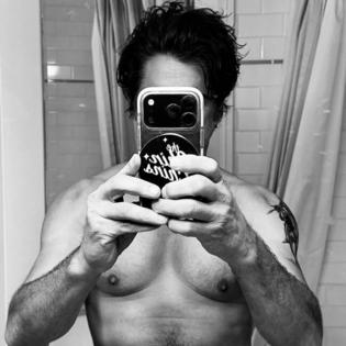 Bang Showbiz / John Stamos marks birthday with sexy selfie