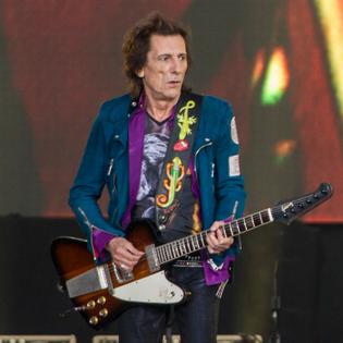 Bang Showbiz / Ronnie Wood keeps on rocking with the Rolling Stones