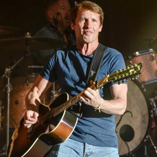 Bang Showbiz / James Blunt has responded to online speculation attempting to identify him as the unnamed British singer-songwriter described by Hayden Panettiere in a distressing yacht encounter in her memoir
