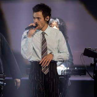 Bang Showbiz / Harry Styles has revealed how he' washes off' his superstar stage persona after performing.