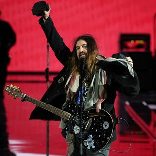 Bang Showbiz / Billy Ray Cyrus has led the country world's tributes to Dolly Parton