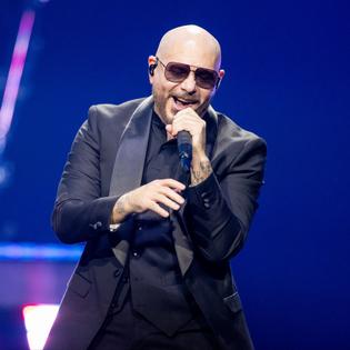 Bang Showbiz / Pitbull says Dolly Parton gave him an opportunity when many wouldn't