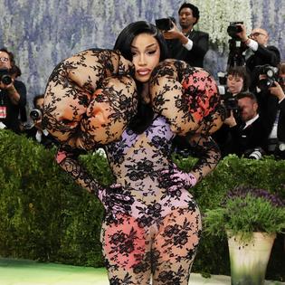 Bang Showbiz / Cardi B prioritises her children.