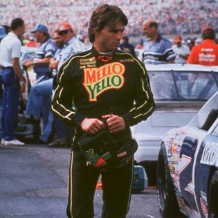 Bang Showbiz / Randy Quaid slams 'woke' Anne Hathaway's Days of Thunder casting