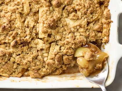 This easy classic has a warm cinnamon-spice apple filling and a sweet, buttery crumb topping. (Alex Lepe/TCA)