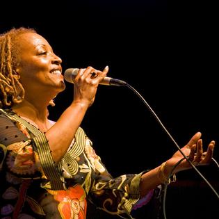 Bang Showbiz / Jazz pioneer Cassandra Wilson has died
