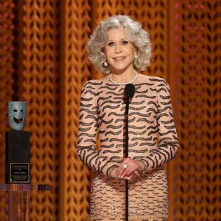 Bang Showbiz / Jane Fonda pays emotional tribute to Dolly Parton