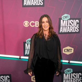 Bang Showbiz / Alanis Morissette's former business manager stole almost $5 million from her
