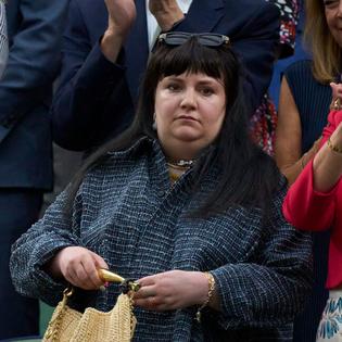 Bang Showbiz / Lena Dunham welcomes first child via surrogate.