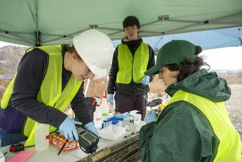 Catherine Armbruster, left, measures the levels of gases released by the soil’s chemical pollutants.
Kevin Lorenzi/Mellon College of Science via Carnegie Mellon University