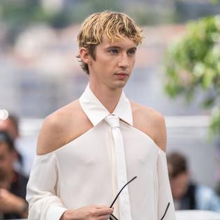 Bang Showbiz / Troye Sivan has written a 'love letter' to the inspiring girls in his life