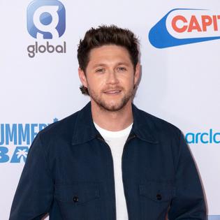 Bang Showbiz / Niall Horan pays tribute to Liam Payne on opening night of tour.